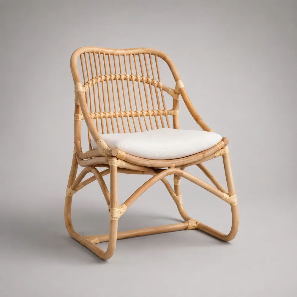 Sedia con braccioli in rattan naturale, schienale curvo e cuscino bianco, 58 x 63 x 82 cm