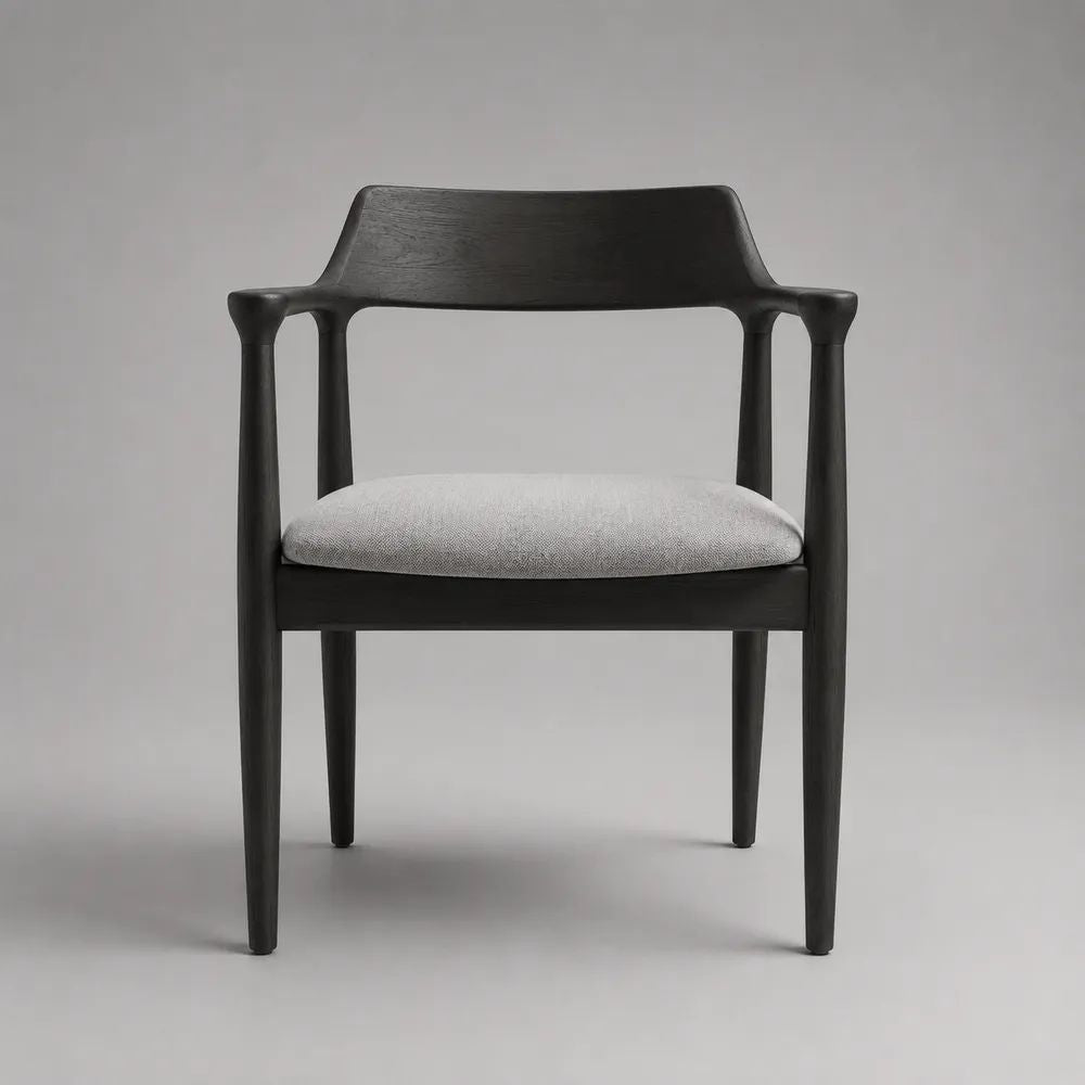 Sedia da pranzo con braccioli in legno massello nero e seduta in tessuto grigio chiaro, 58 x 57 x 78 cm
