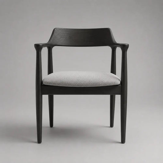 Sedia da pranzo con braccioli in legno massello nero e seduta in tessuto grigio chiaro, 58 x 57 x 78 cm